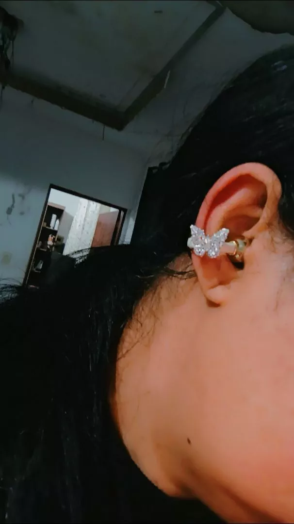 Fone clip borboleta em foto de cliente 2
