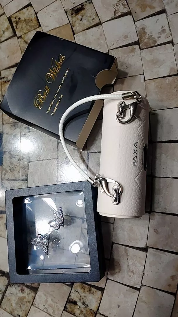 Fone clip borboleta em foto de cliente 3