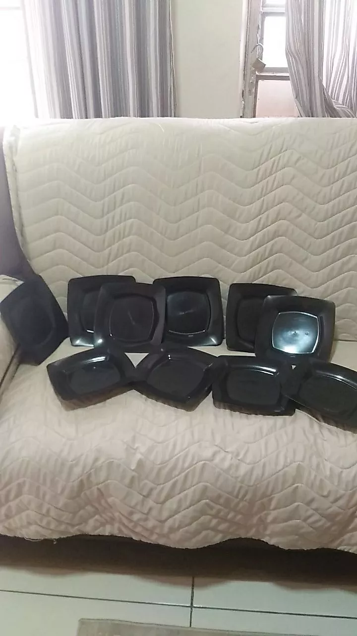 Foto de cliente 2 — pratos pretos quadrados